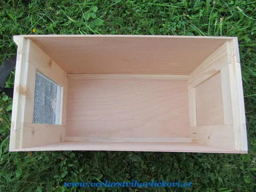 Roják z překližky na 6 rámků 39x24 a 39x27,5